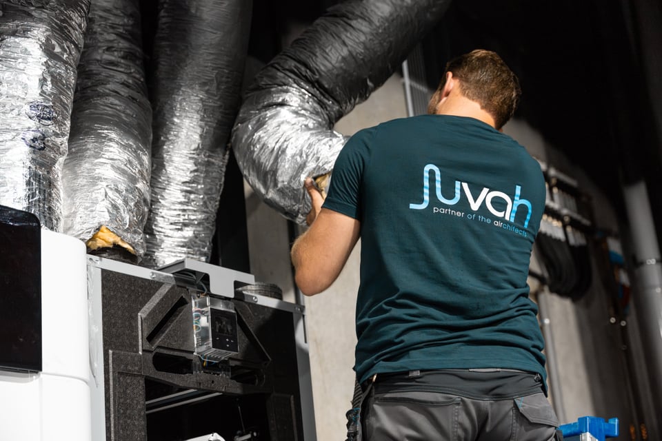 Een onderhoud van een ventilatiesysteem wordt uitgevoerd door Juvah.