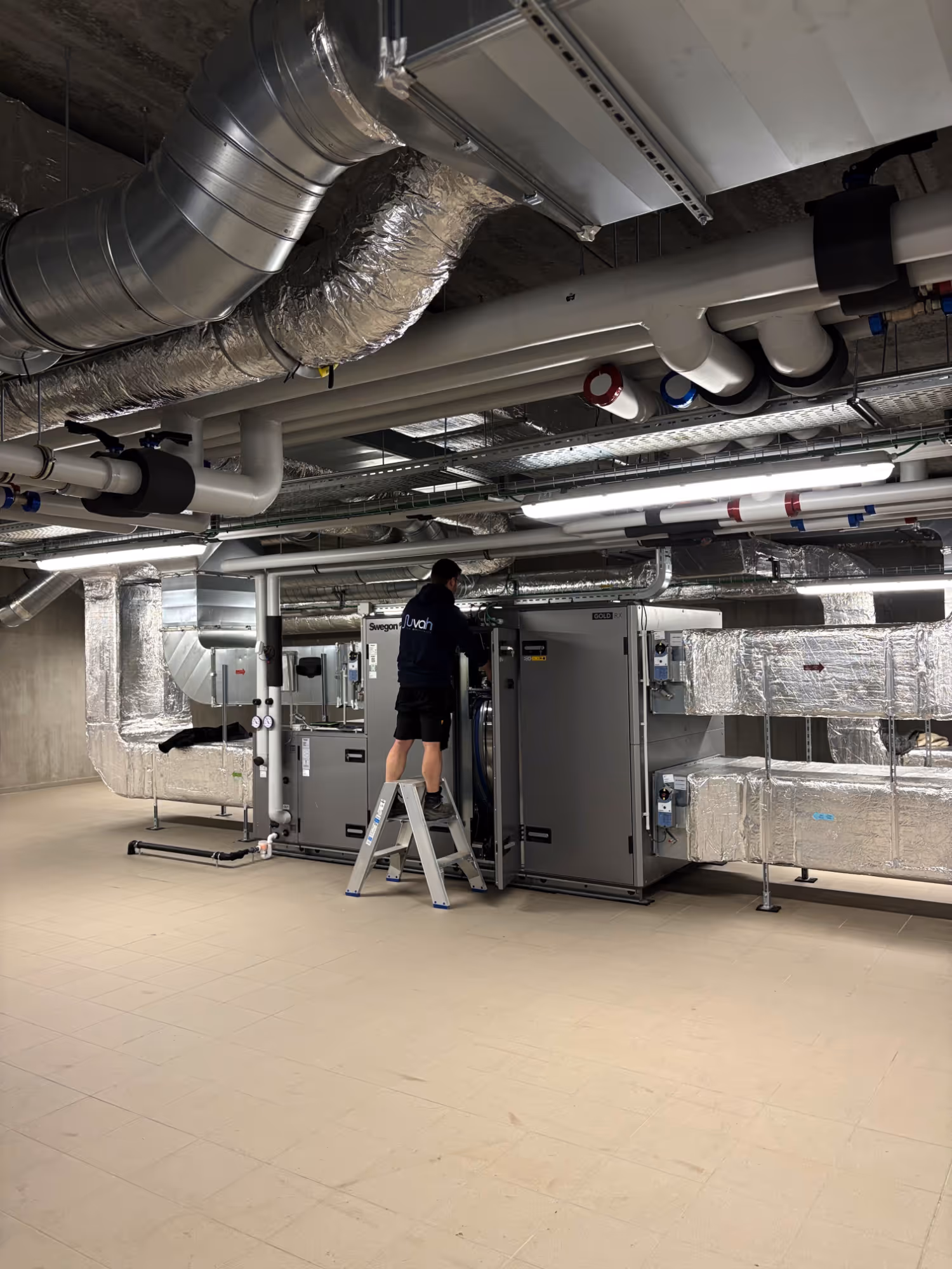 Een onderhoud van een ventilatiesysteem wordt uitgevoerd door Juvah.