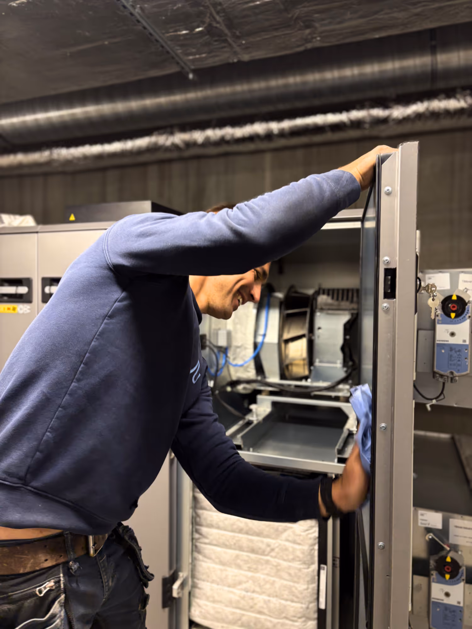 Een onderhoud van een ventilatiesysteem wordt uitgevoerd door Juvah.