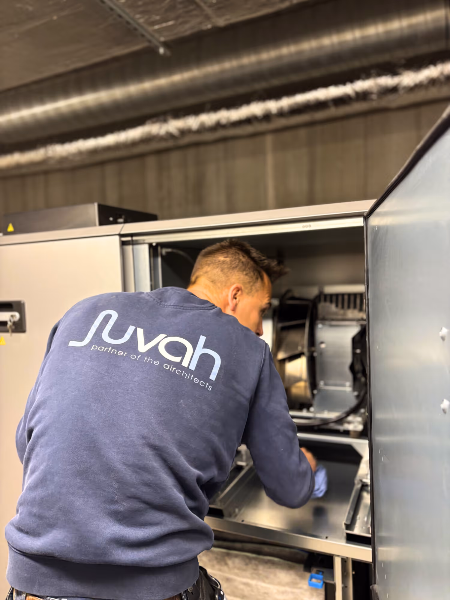 Een onderhoud van een ventilatiesysteem wordt uitgevoerd door Juvah.