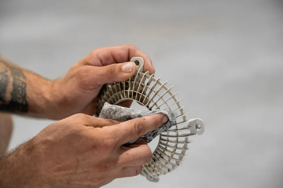 Een onderhoud van een ventilatiesysteem wordt uitgevoerd door Juvah.