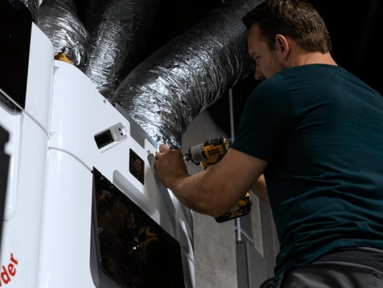 Een onderhoud van een ventilatiesysteem wordt uitgevoerd door Juvah.