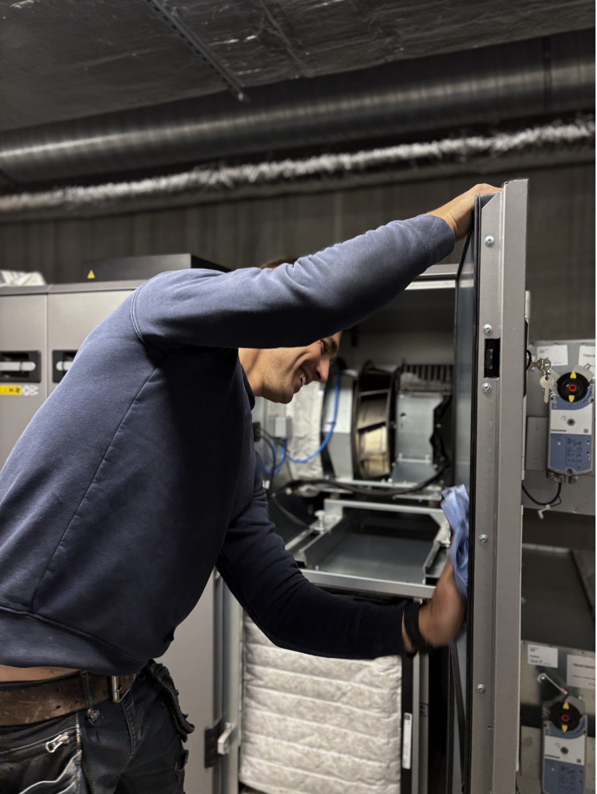 Een onderhoud van een ventilatiesysteem wordt uitgevoerd door Juvah.