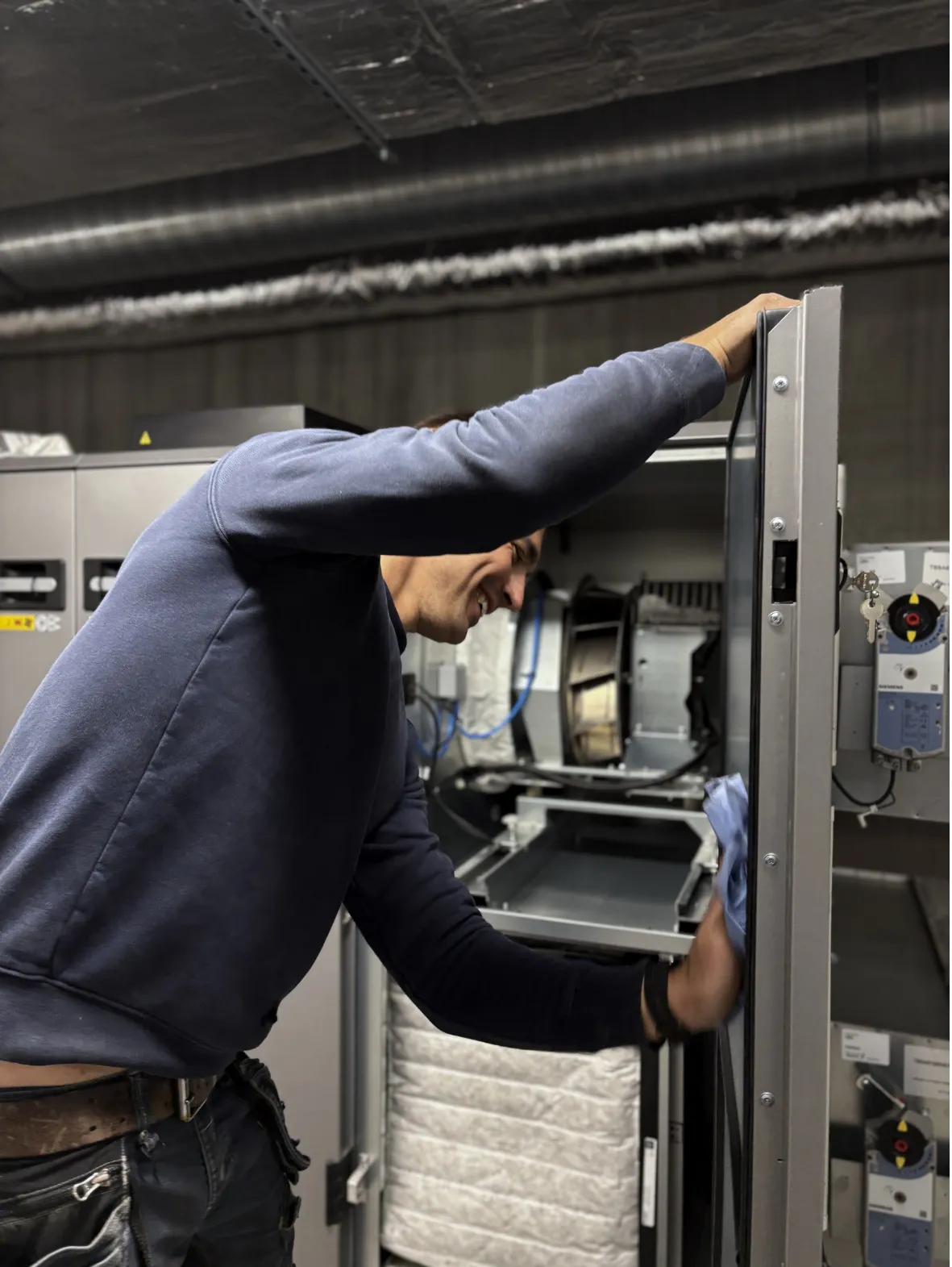 Een onderhoud van een ventilatiesysteem wordt uitgevoerd door Juvah.