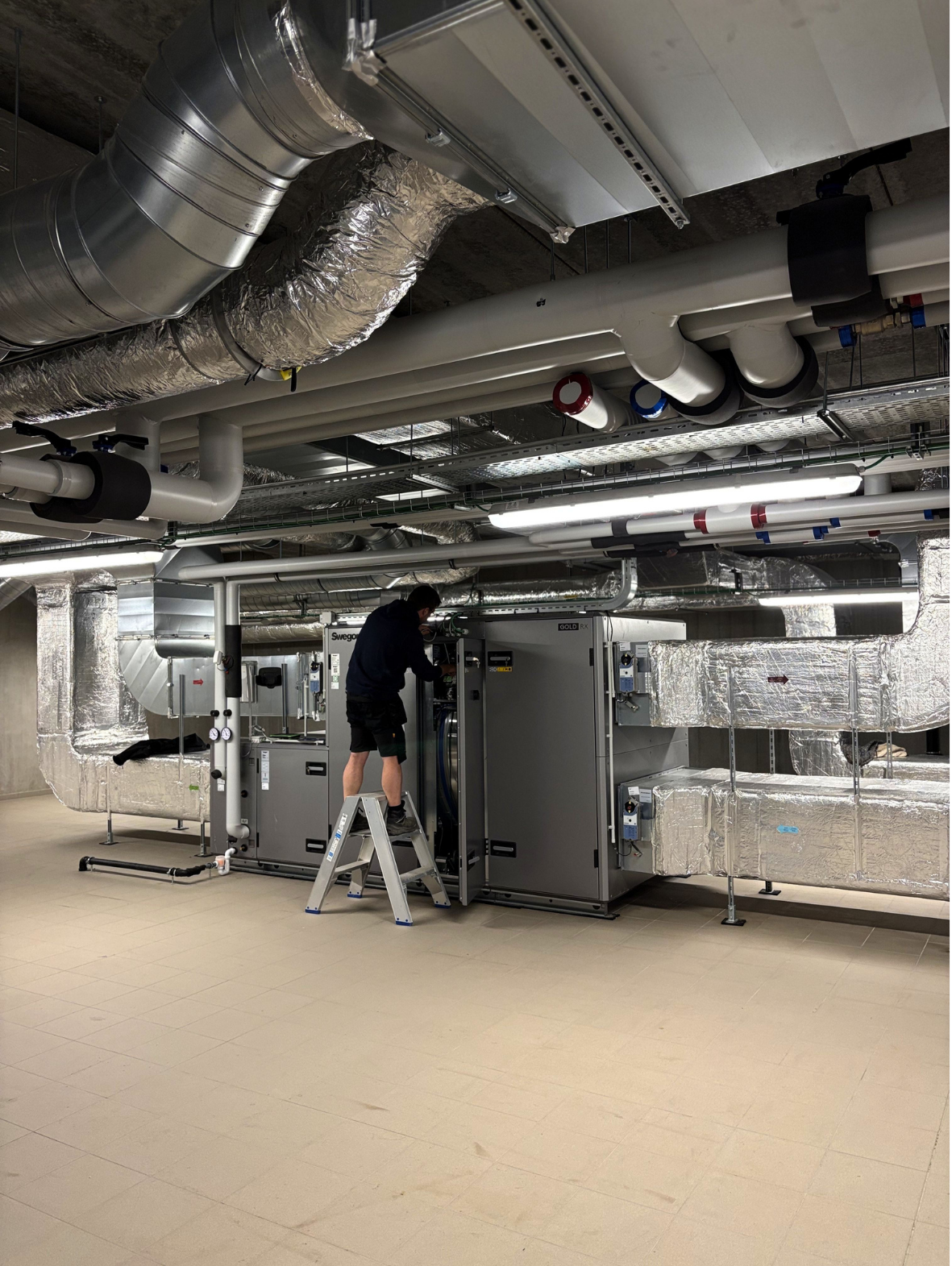 Een onderhoud van een ventilatiesysteem wordt uitgevoerd door Juvah.