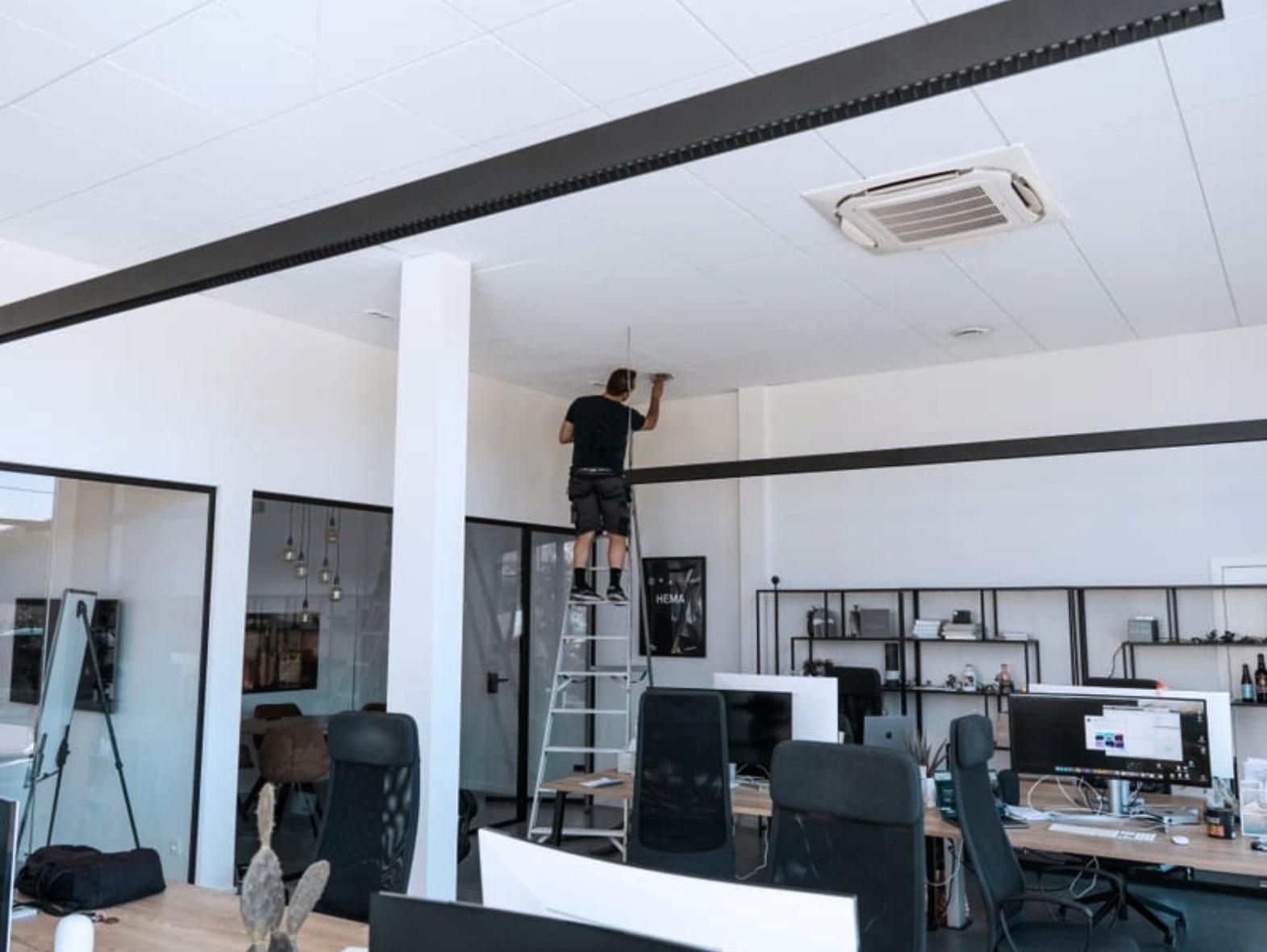 Een onderhoud van een ventilatiesysteem wordt uitgevoerd door Juvah.