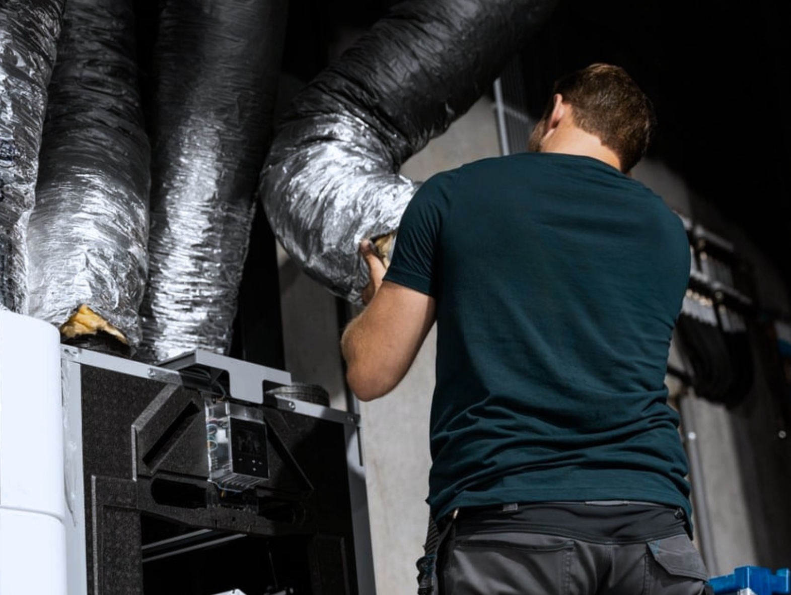 Een onderhoud van een ventilatiesysteem wordt uitgevoerd door Juvah.