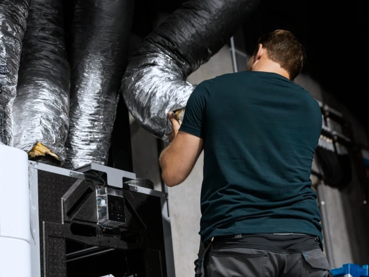 Een onderhoud van een ventilatiesysteem wordt uitgevoerd door Juvah.