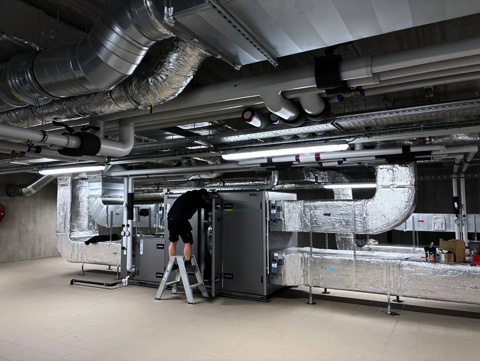 Een onderhoud van een ventilatiesysteem wordt uitgevoerd door Juvah.
