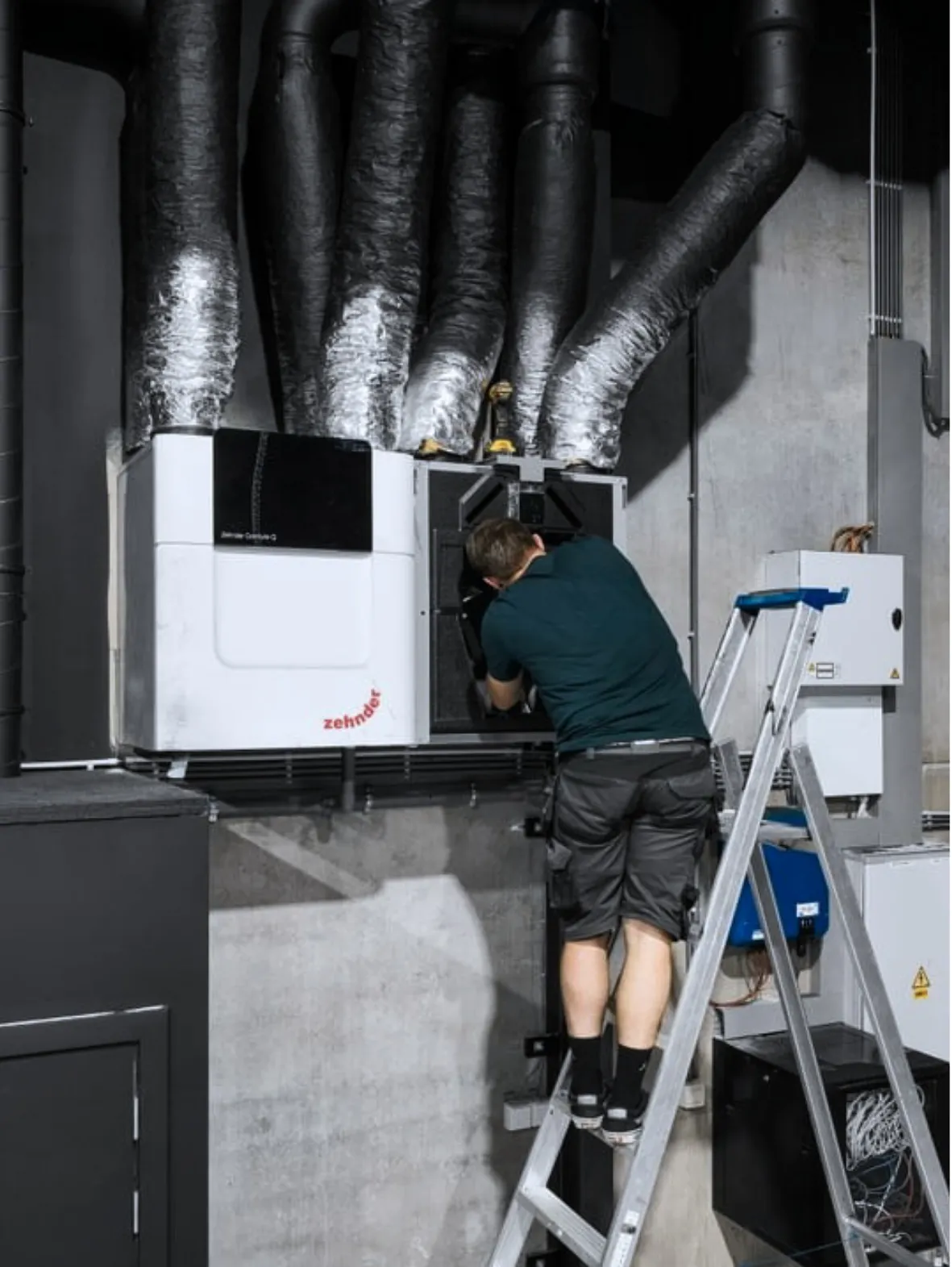 Een onderhoud van een ventilatiesysteem wordt uitgevoerd door Juvah.