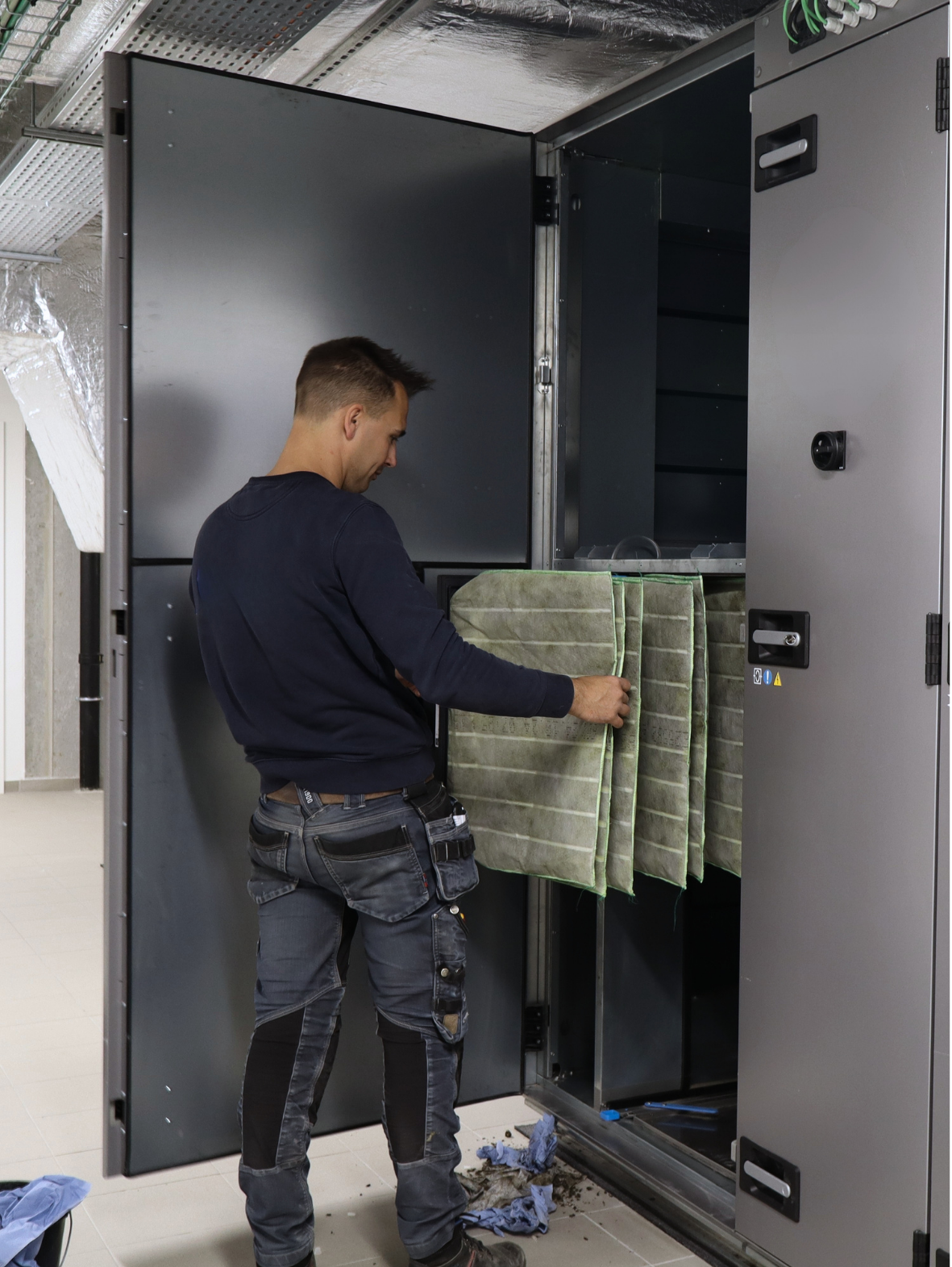 Een onderhoud van een ventilatiesysteem wordt uitgevoerd door Juvah.