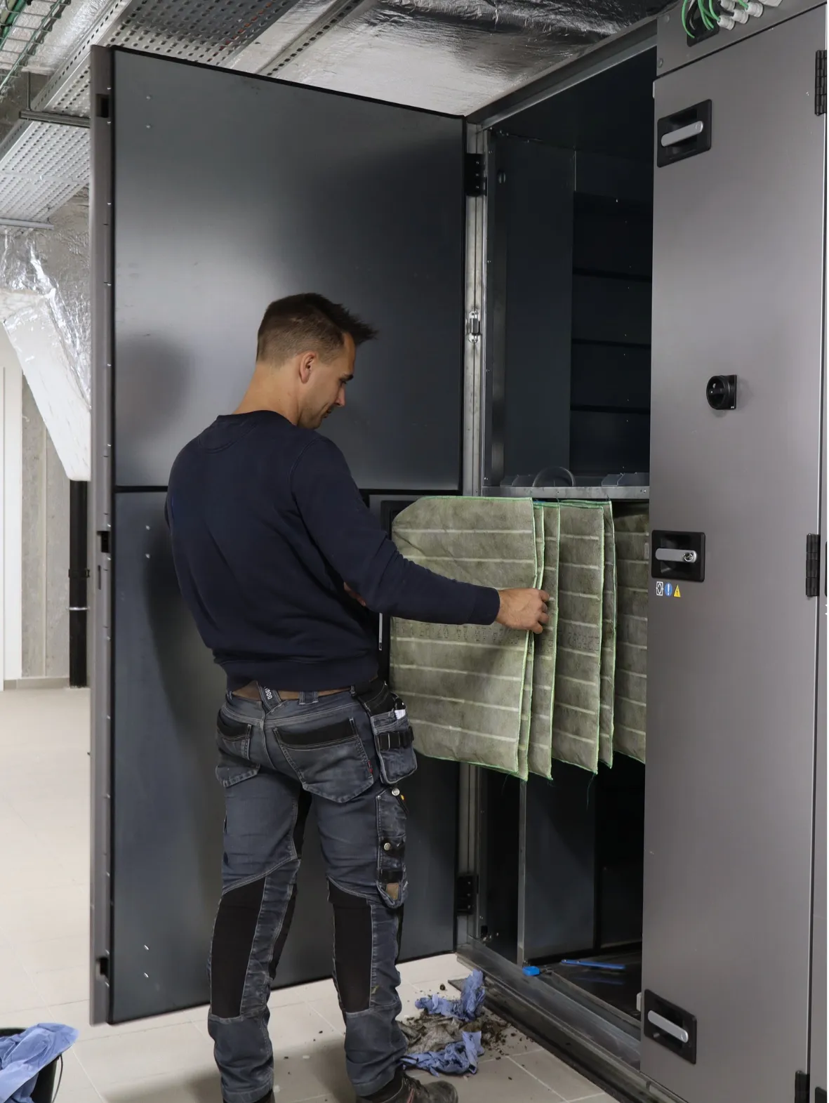 Een onderhoud van een ventilatiesysteem wordt uitgevoerd door Juvah.