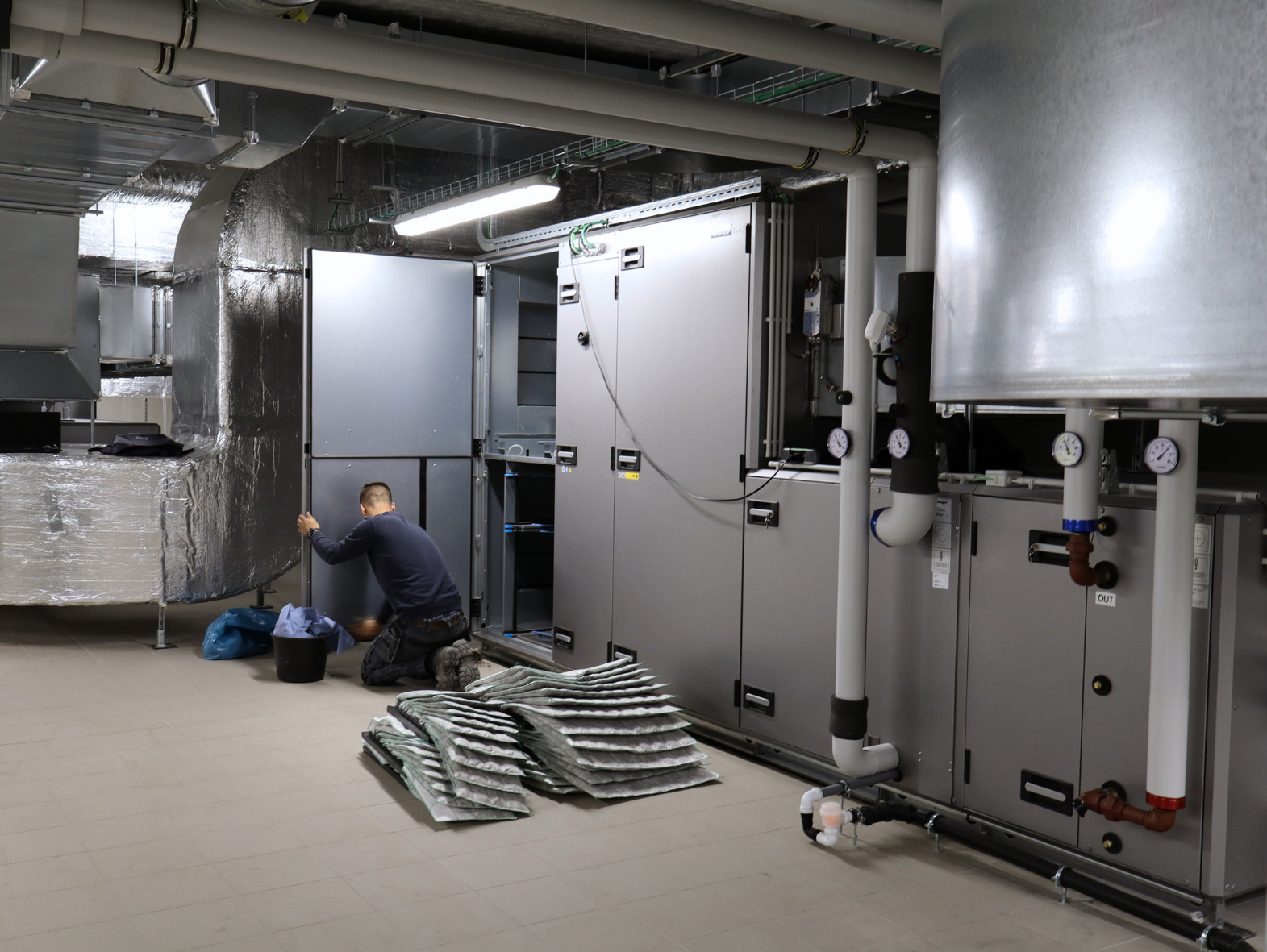 Een onderhoud van een ventilatiesysteem wordt uitgevoerd door Juvah.