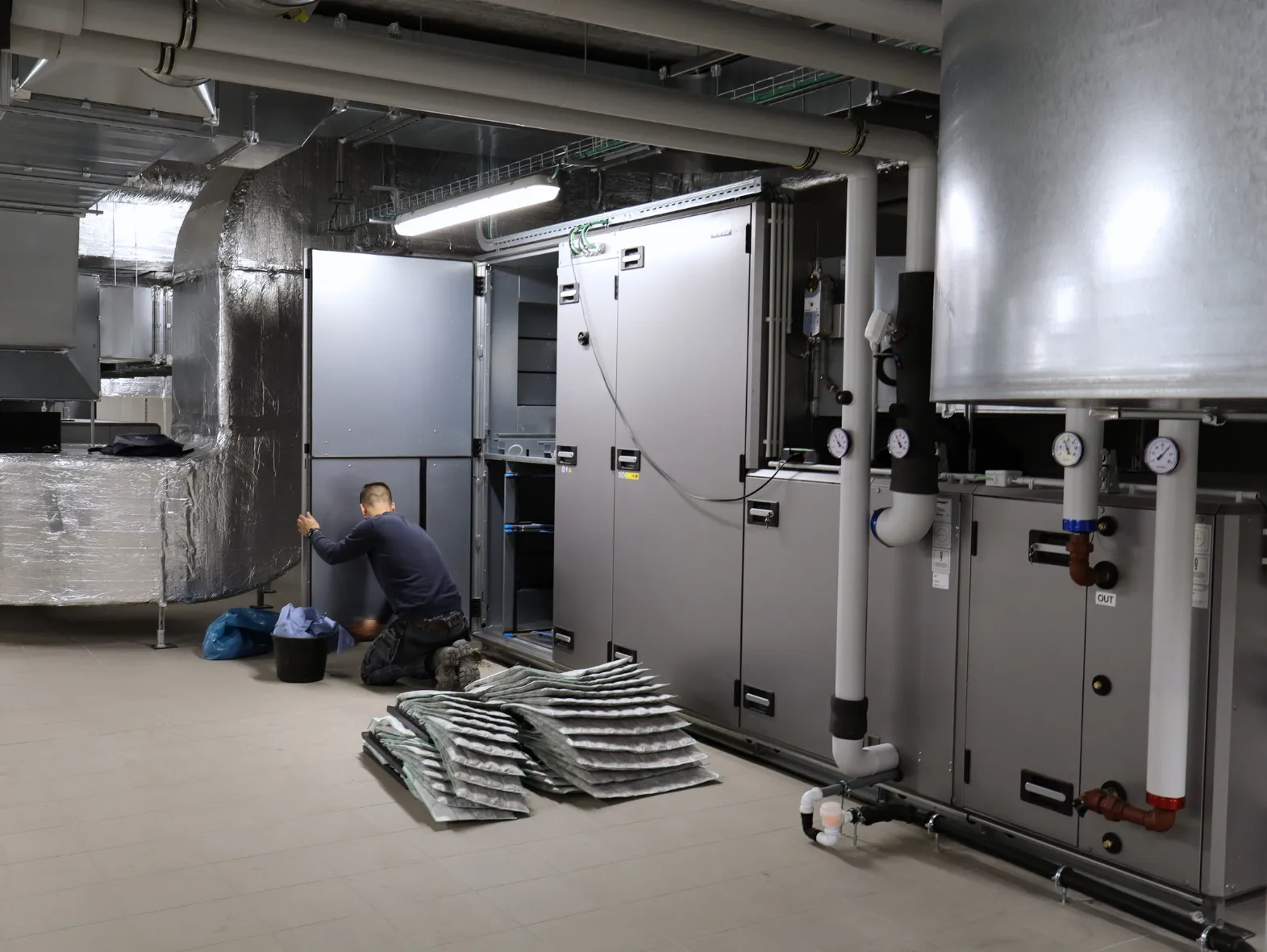 Een onderhoud van een ventilatiesysteem wordt uitgevoerd door Juvah.