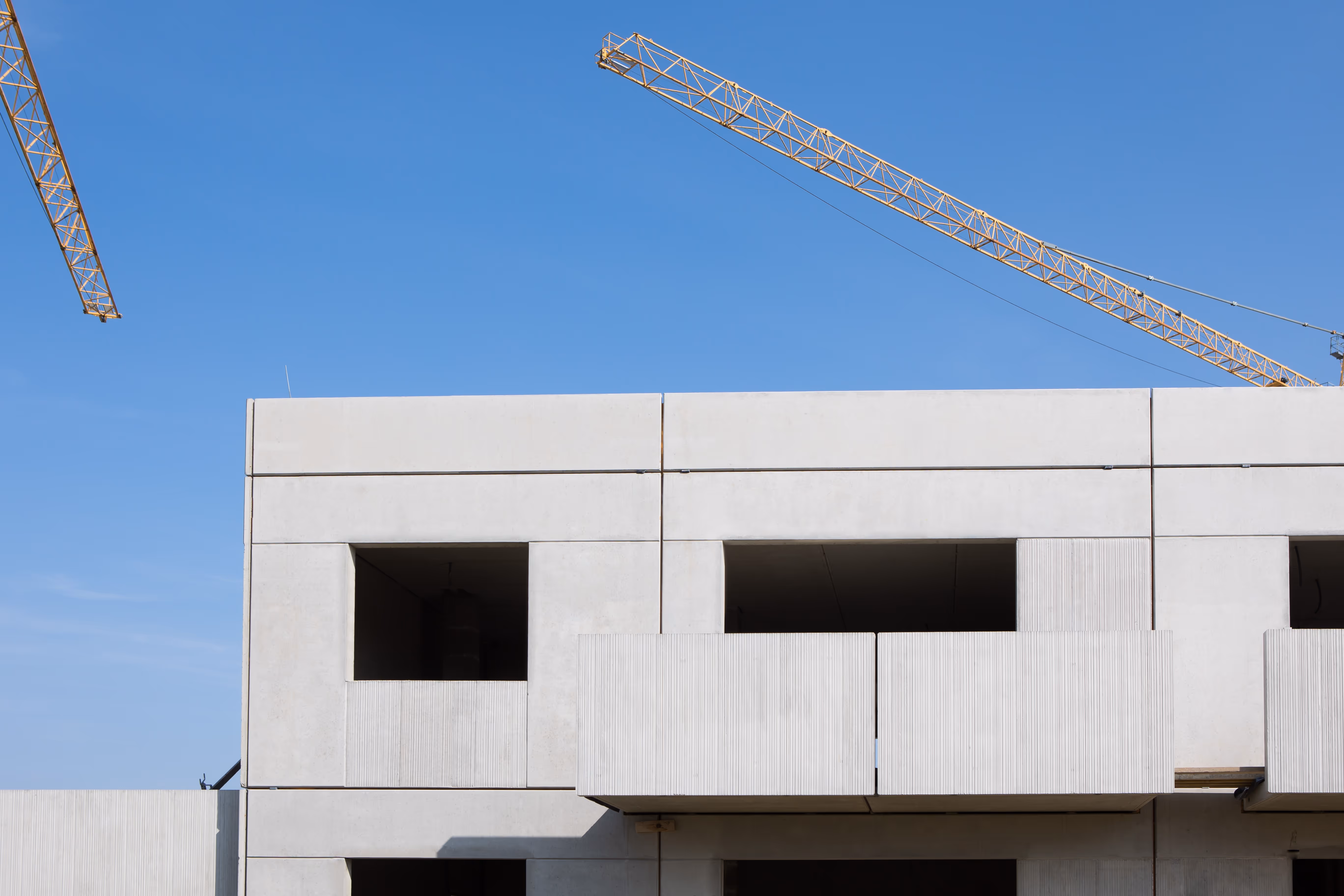 Elewacja nowoczesnego budynku wielorodzinnego Nowa Winnica w Miękini, zbudowanego z prefabrykatów betonowych MD Prefabrykacja.