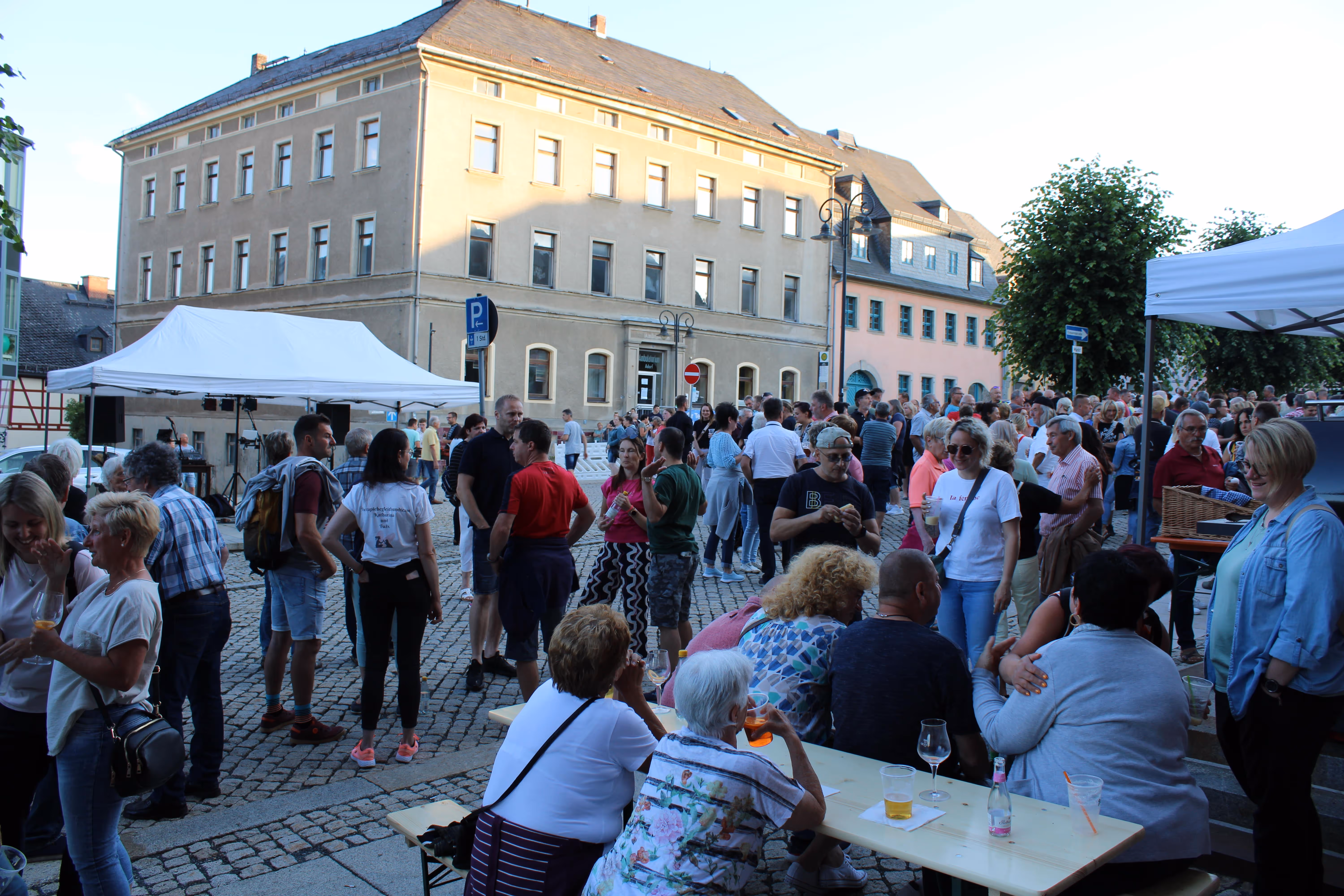 Adorf Markt 31 mit vielen Menschen