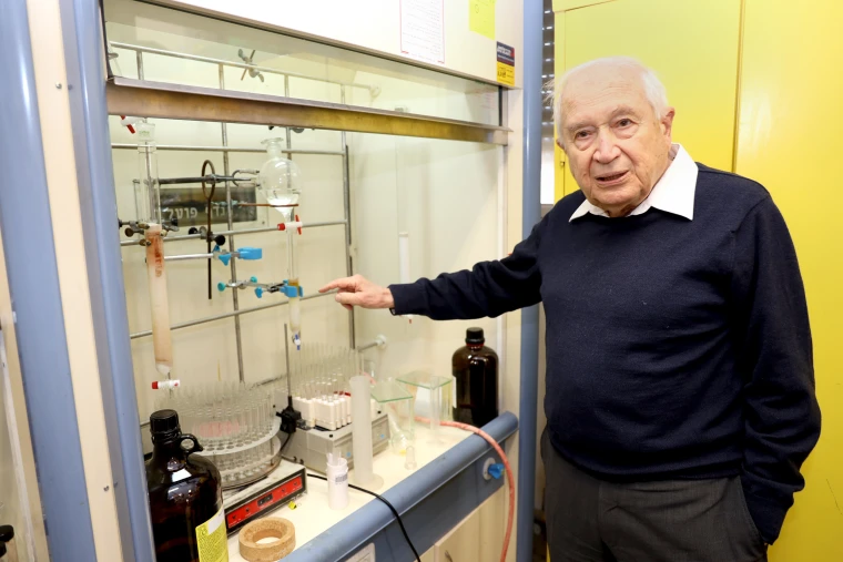 Professor Mechoulam in his laboratory