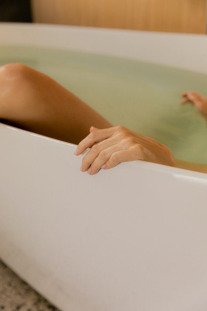 Women bathing in bath