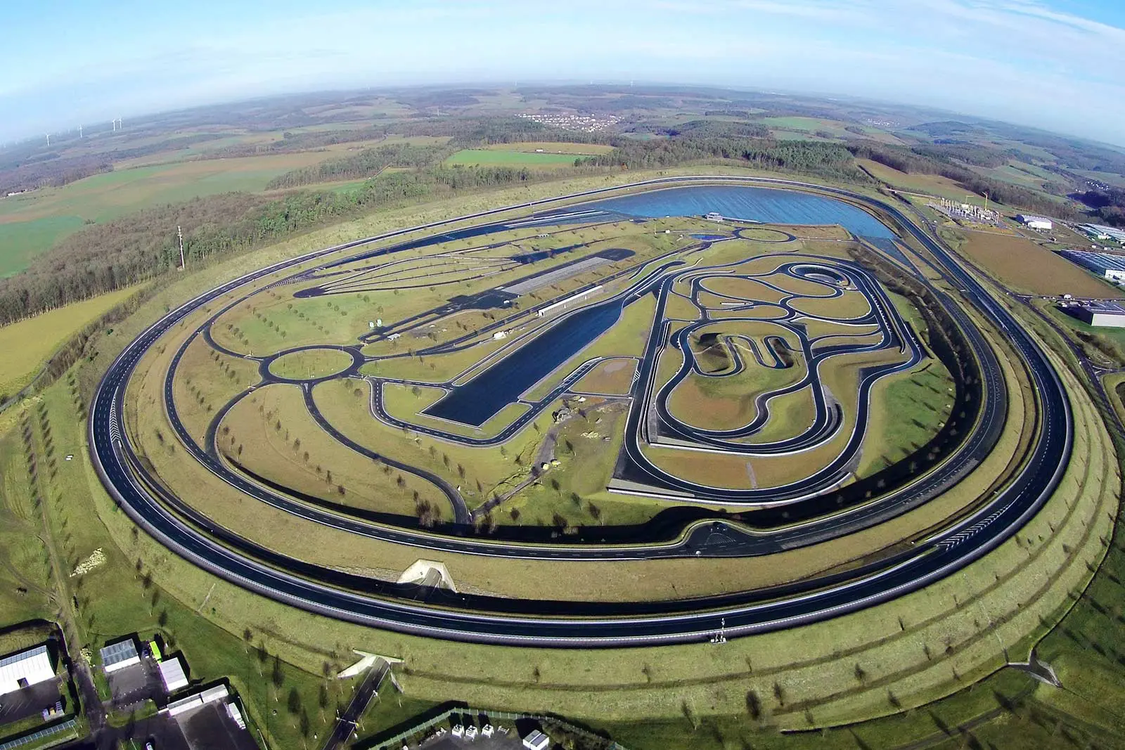 Porsche GT3 auf der Boxberg Rennstrecke im Hochgeschwindigkeitsoval mit 38 Grad Steilkurve