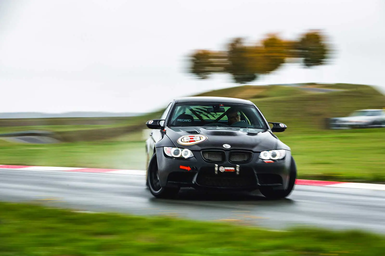 Schwarzer BMW M3 mit Widebody-Kit fährt bei Nässe auf dem Boxberg Handling-Kurs beim ESC Trackday