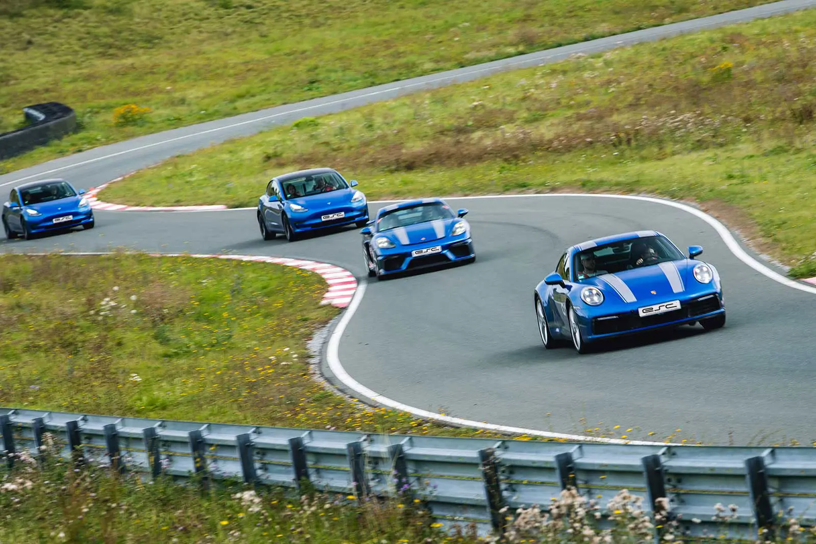 ESC Fuhrpark in Formation auf dem Boxberg Handling-Kurs: Porsche 992, GT4, 718 und Tesla beim geführten Fahren