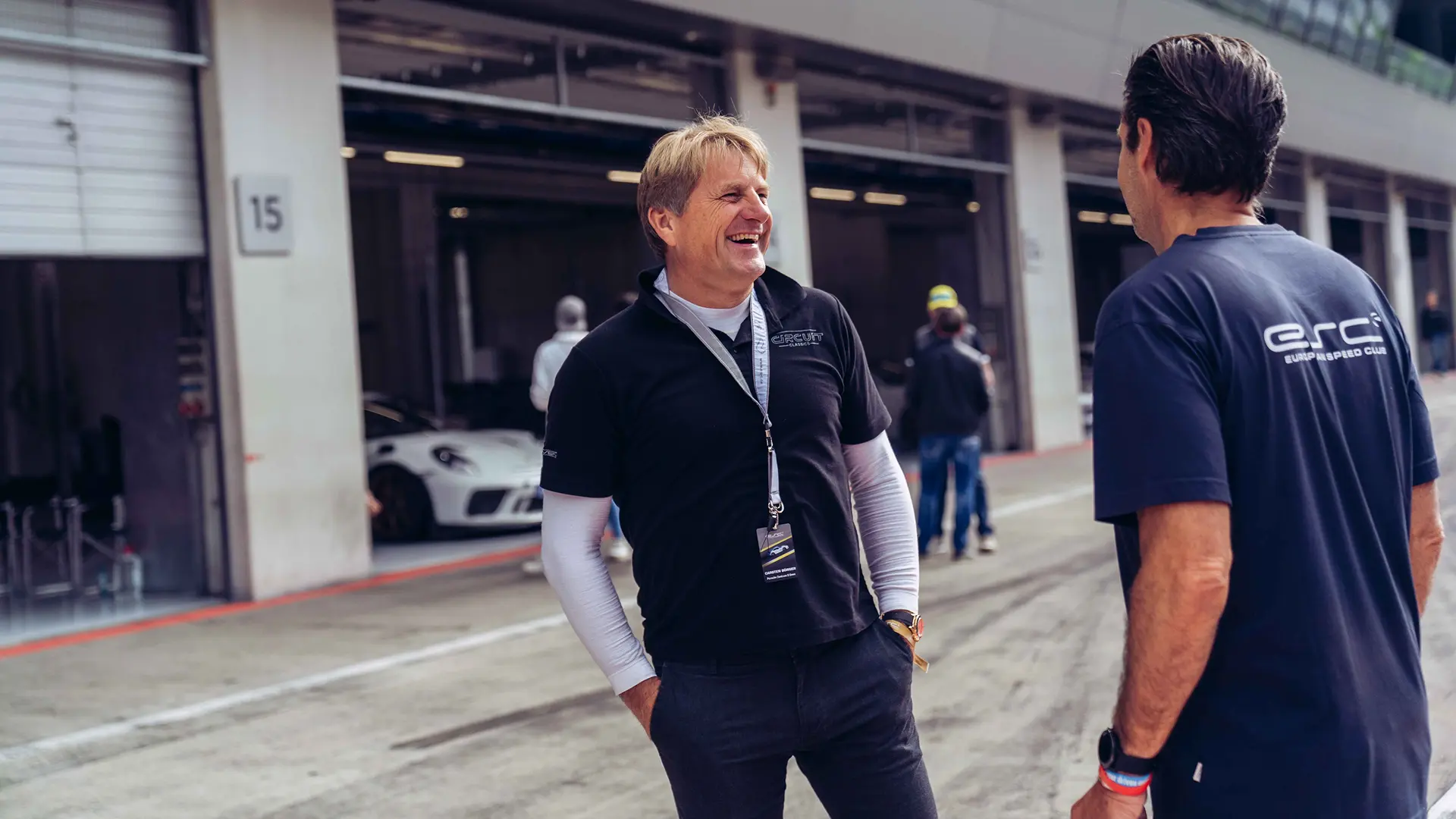 ESC Instruktor gibt Coaching-Tipps während eines Trackday auf der Nürburgring GP-Strecke