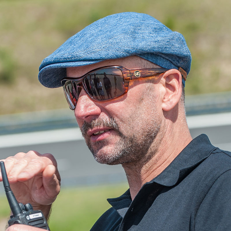 Dirk Kisters mit Funkgerät am Streckenrand – Formula König Meister 1991 und Nordschleife-Spezialist