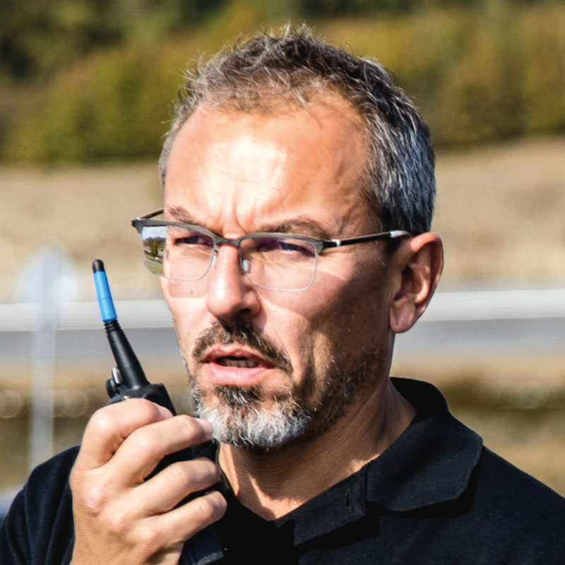 Ralf Flachbarth mit Funkgerät – Motorsport-Ingenieur und Telemetrie-Experte als ESC Coach