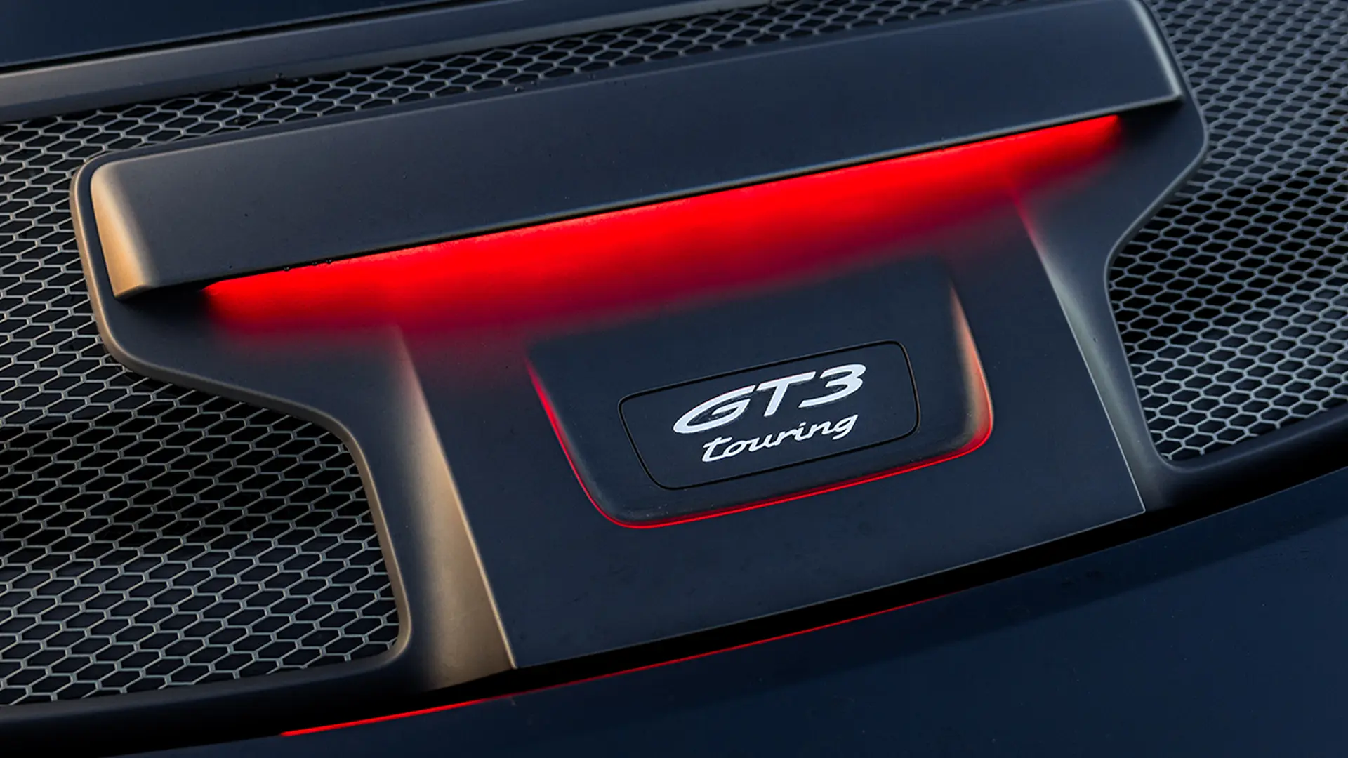 Porsche GT3 Touring Badge Detail – Versicherungskosten variieren stark nach Modell