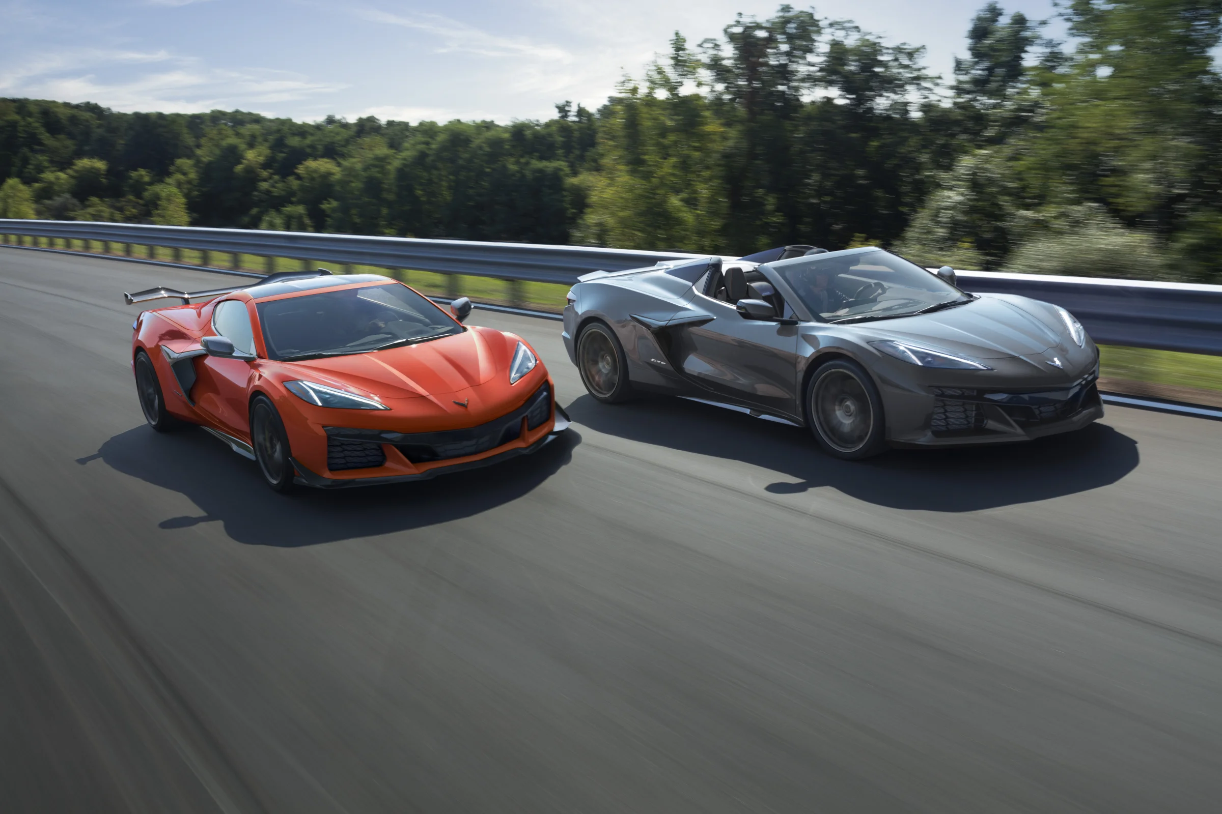 Corvette C8 Stingray und Z06 bei voller Fahrt auf der Rennstrecke – offizielles Chevrolet Pressefoto