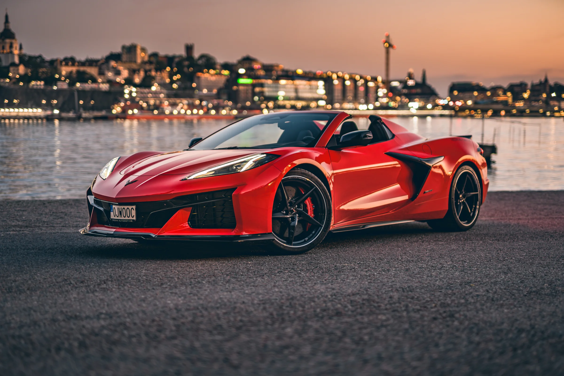 Rote Corvette C8 E-Ray im Sonnenuntergang – Frontansicht des Hybrid-Supersportwagens