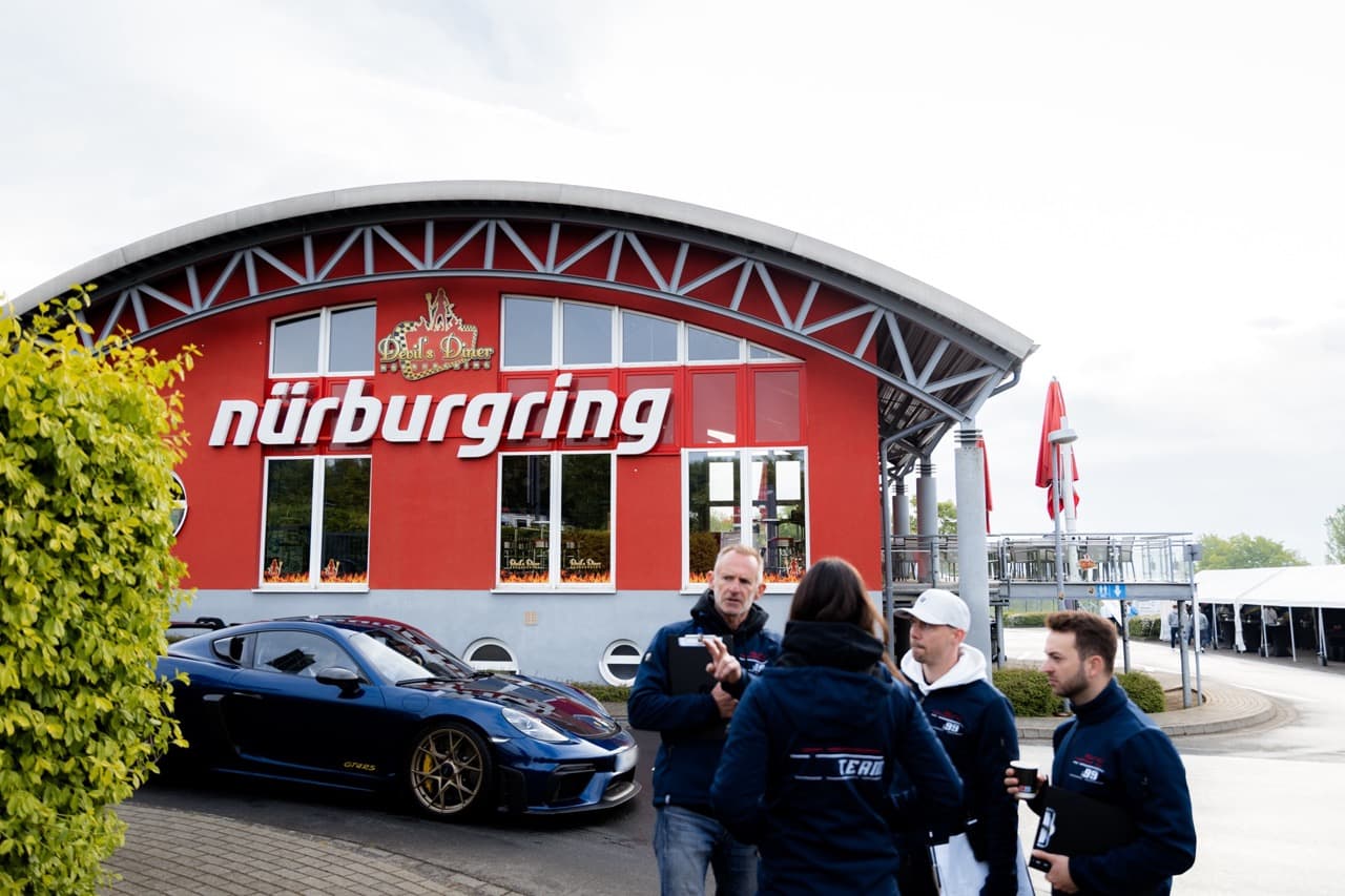 Nürburgring Foto vor dem Devils Diner mit einem Porsche und der ESC Crew