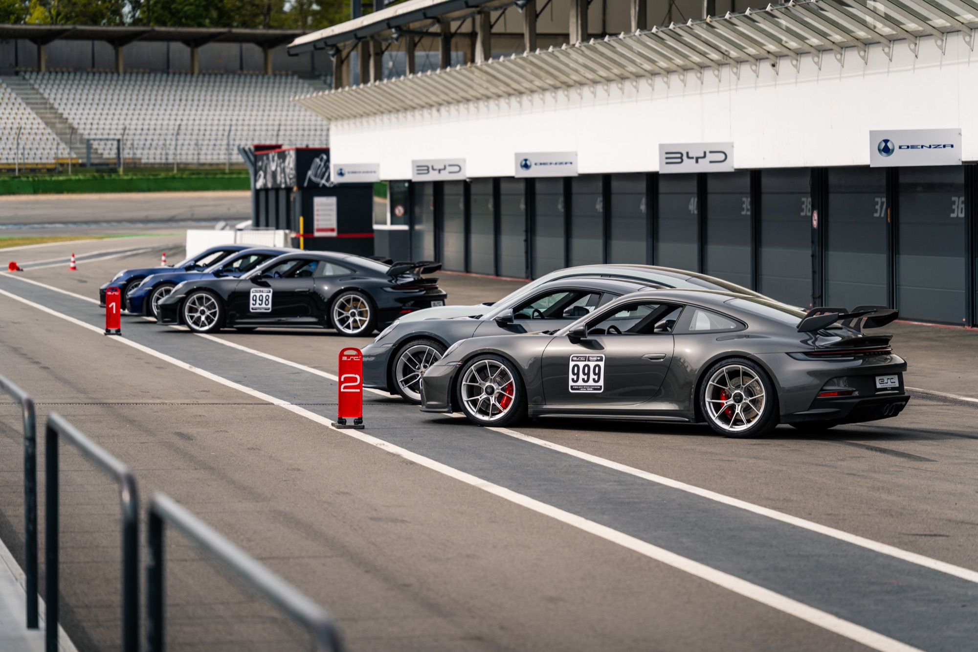 Fahrer am Steuer auf dem Hockenheimring bei einem ESC Trackday — Rennwagen selbst fahren mit Instruktor an Bord
