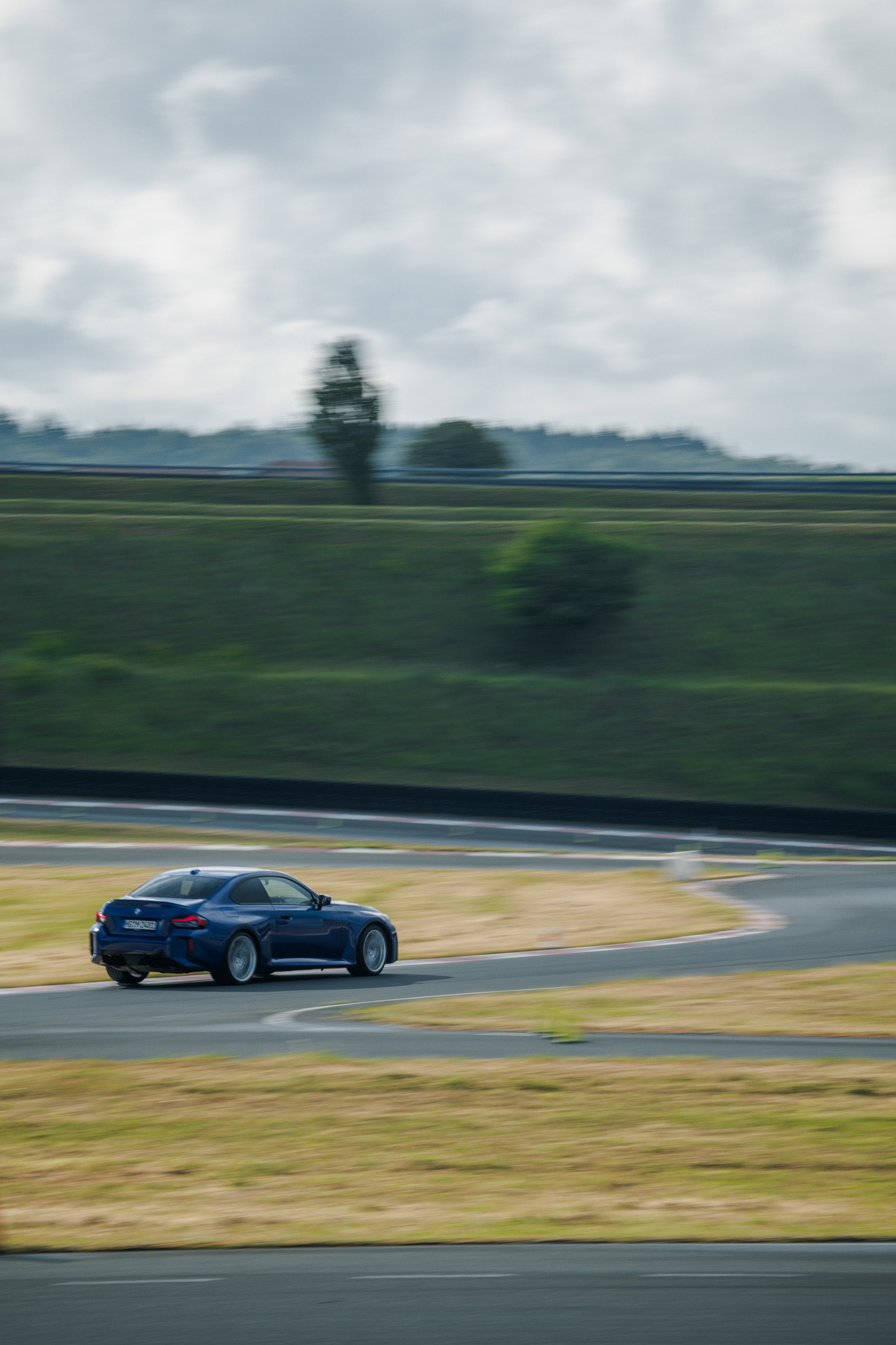 Porsche Sportwagen am Kurvenscheitel auf dem Hochgeschwindigkeitskurs in Boxberg bei einem ESC Trackday