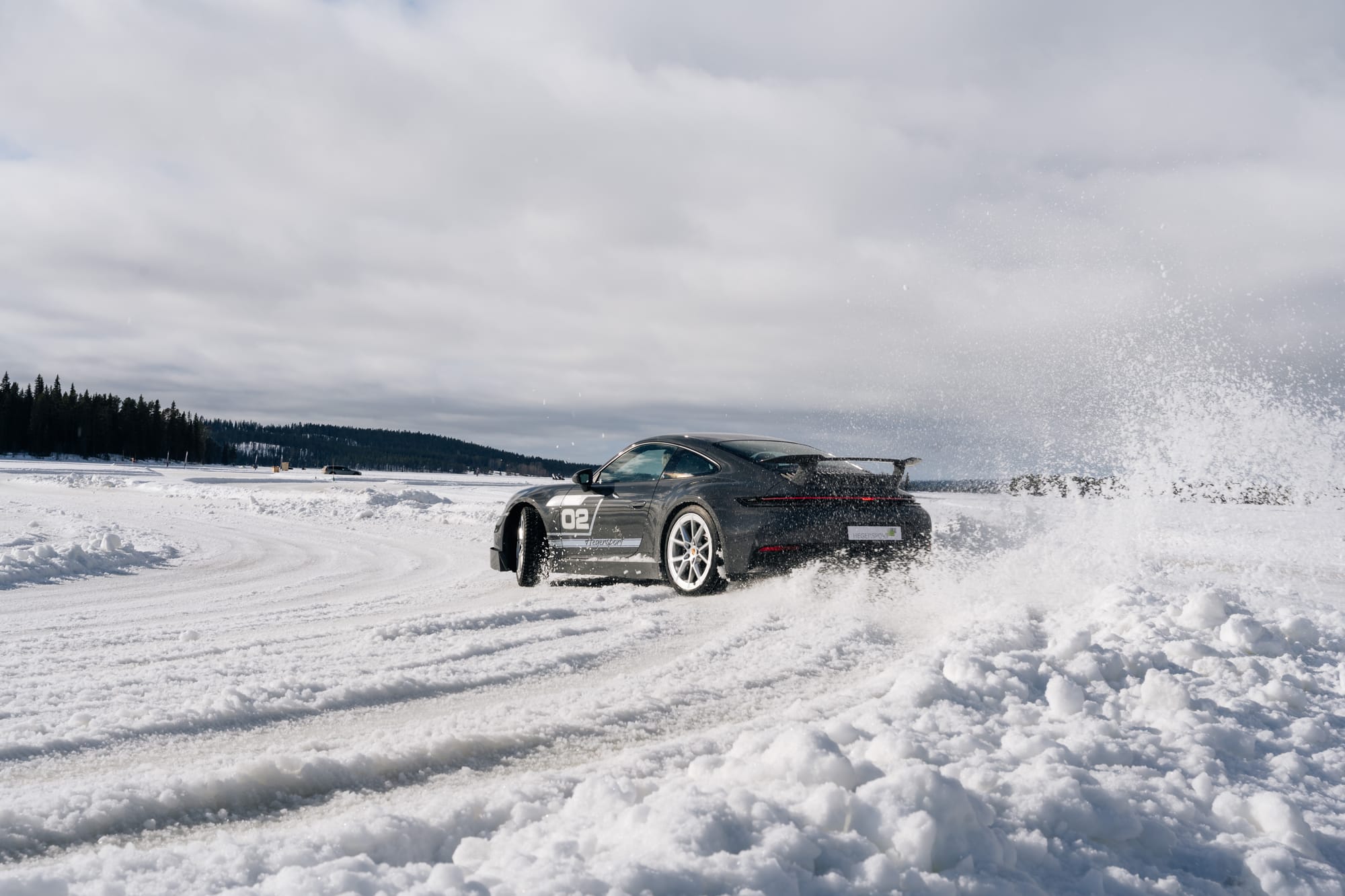 Porsche auf zugefrorenem See beim ESC Winterfahrtraining Lappland in Schwedisch Lappland nahe dem Polarkreis