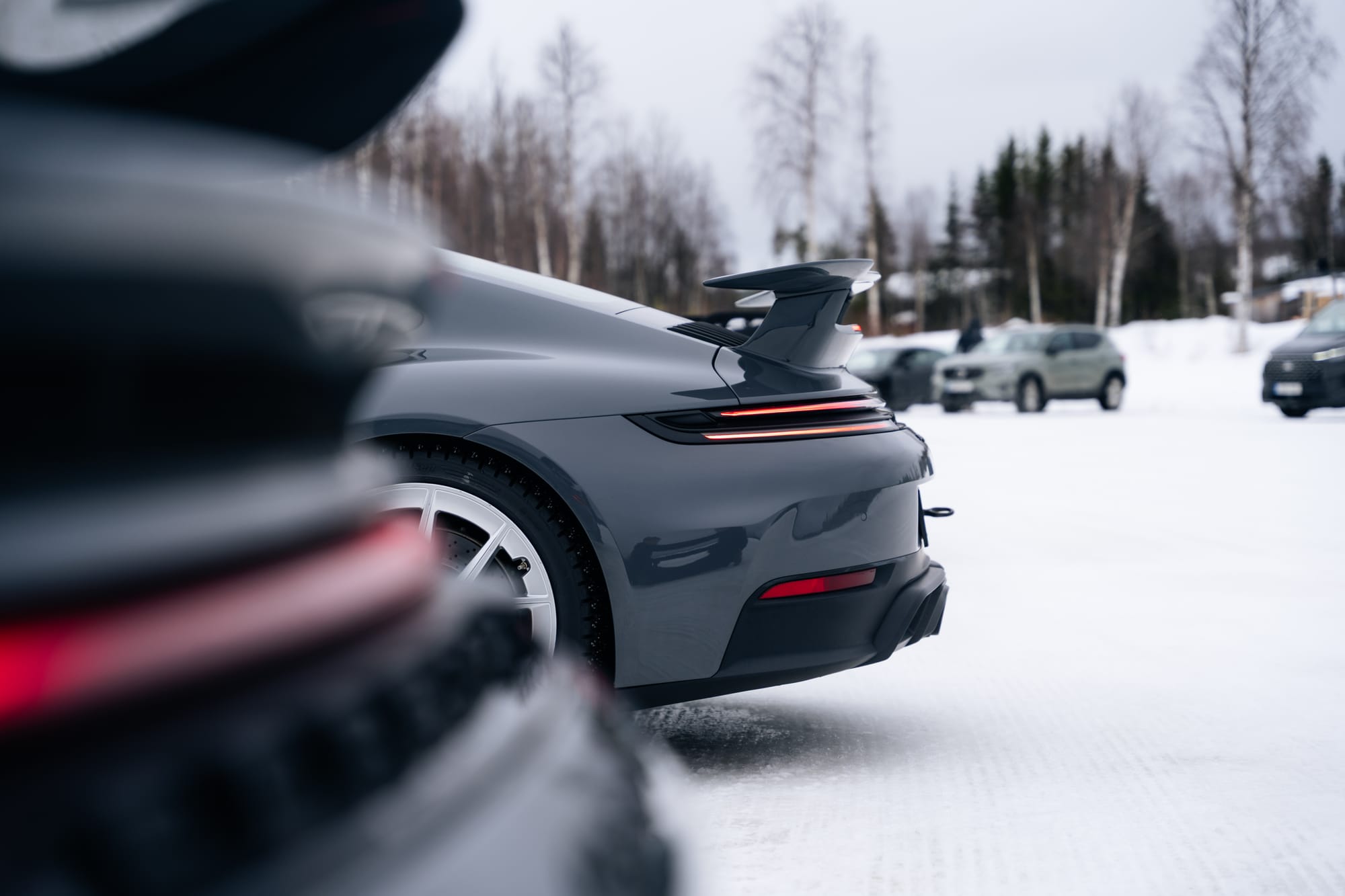 Porsche driftet kontrolliert auf zugefrorenem See beim ESC Winterfahrtraining in Schwedisch Lappland