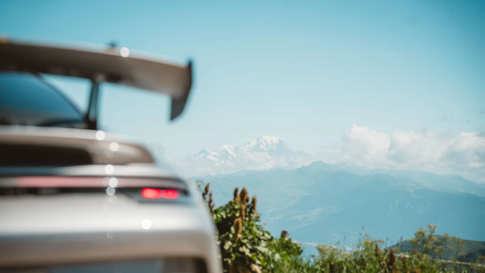 Porsche 911 vor dem Mont-Blanc-Panorama während der Sportwagenreise Grand Le Mans