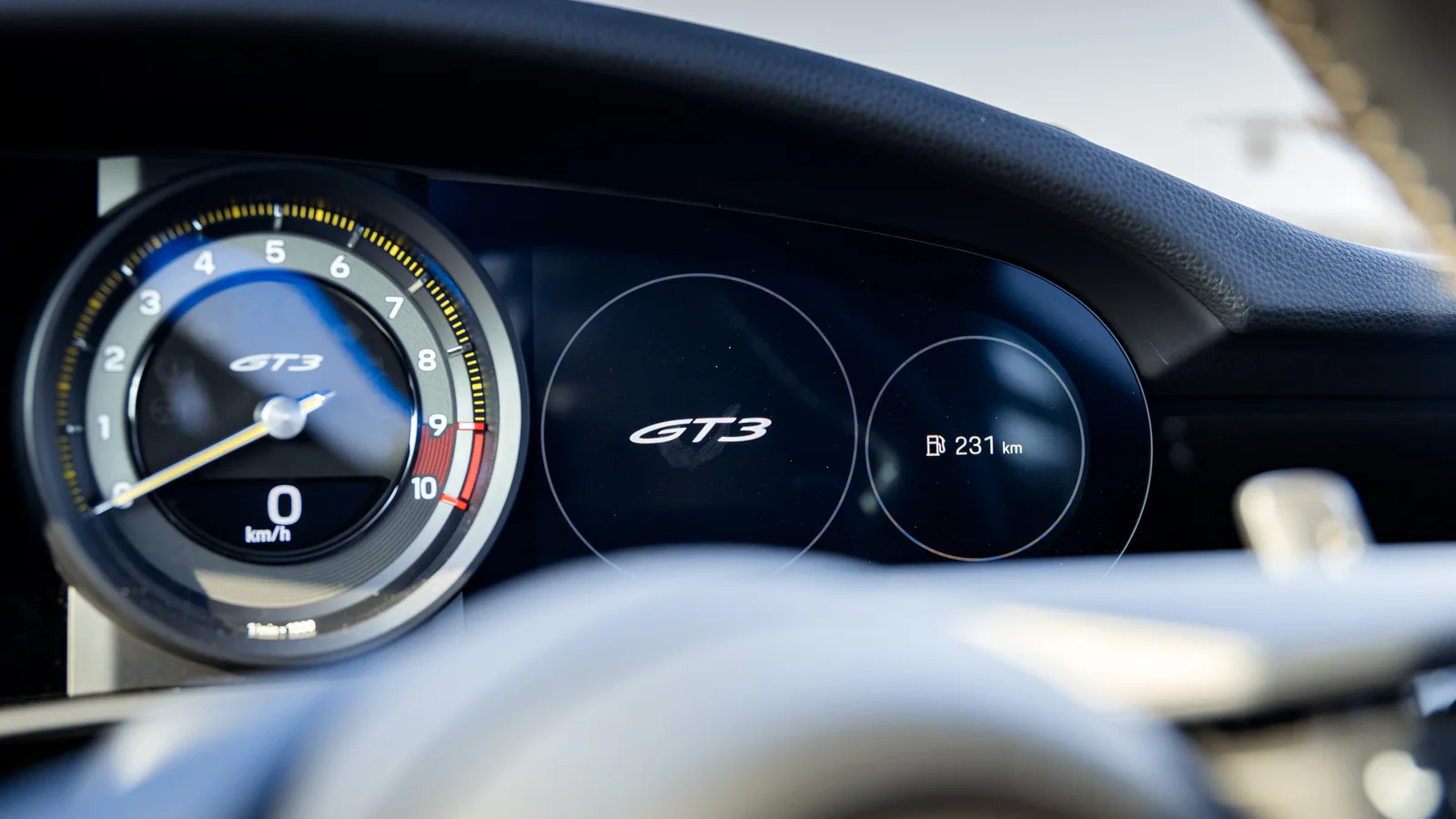 Drehzahlmesser im Cockpit eines Porsche 911 GT3 vor dem Training in Boxberg
