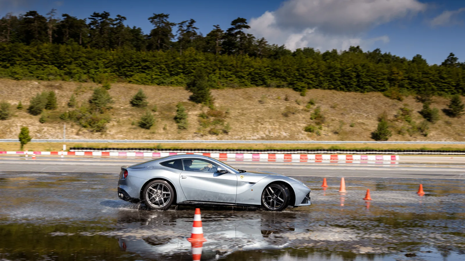 Sportwagen bei der Aquaplaning-Übung auf der Nassfläche in Boxberg
