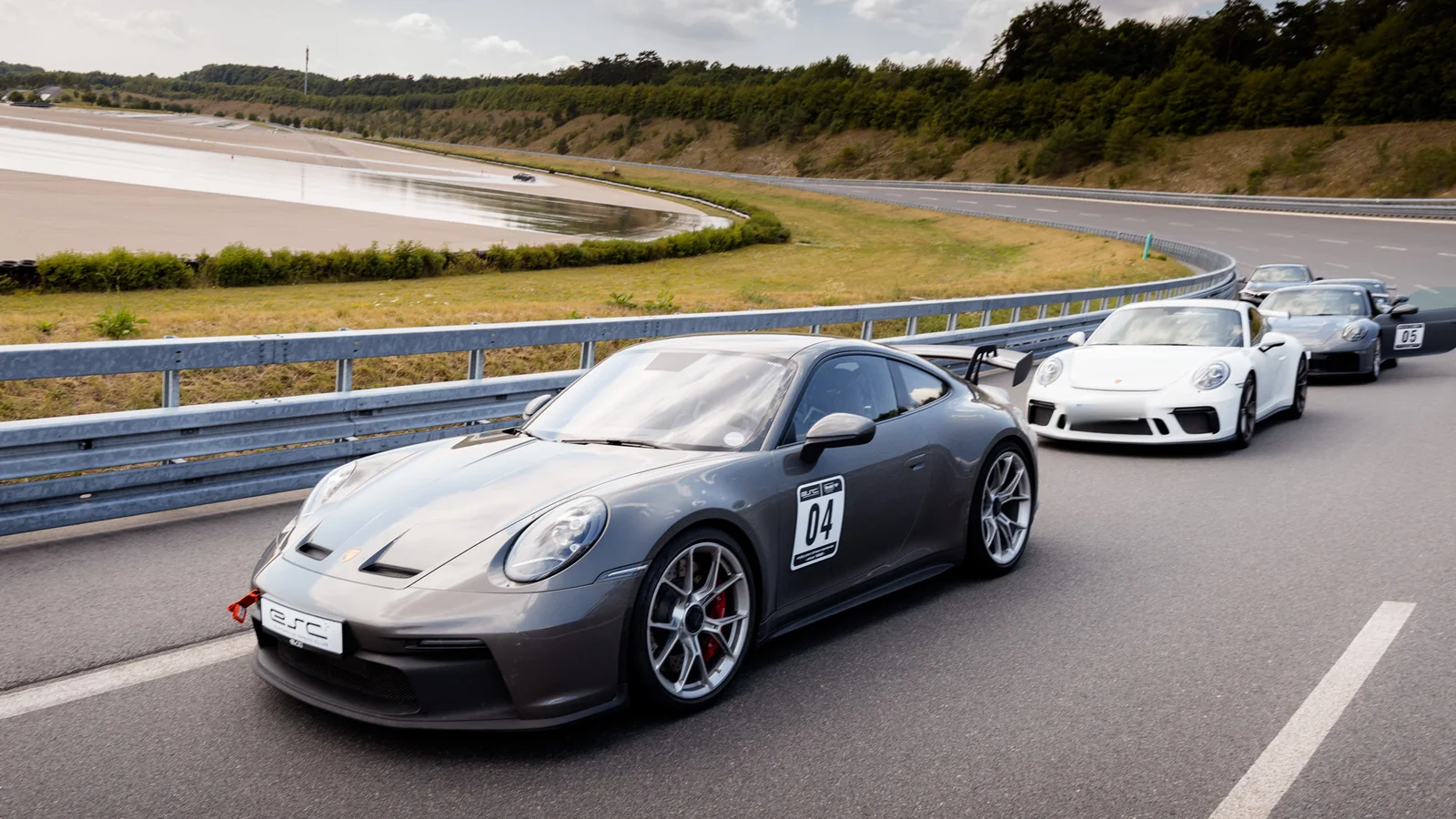 Porsche 911 GT3 führt Gruppe auf dem Handlingkurs in Boxberg an