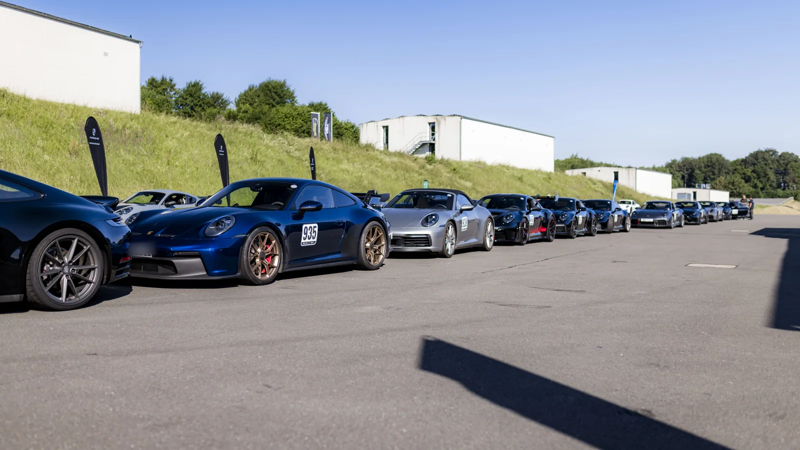 Sportwagen-Aufstellung im Fahrerlager am Bilster Berg vor dem Trackday