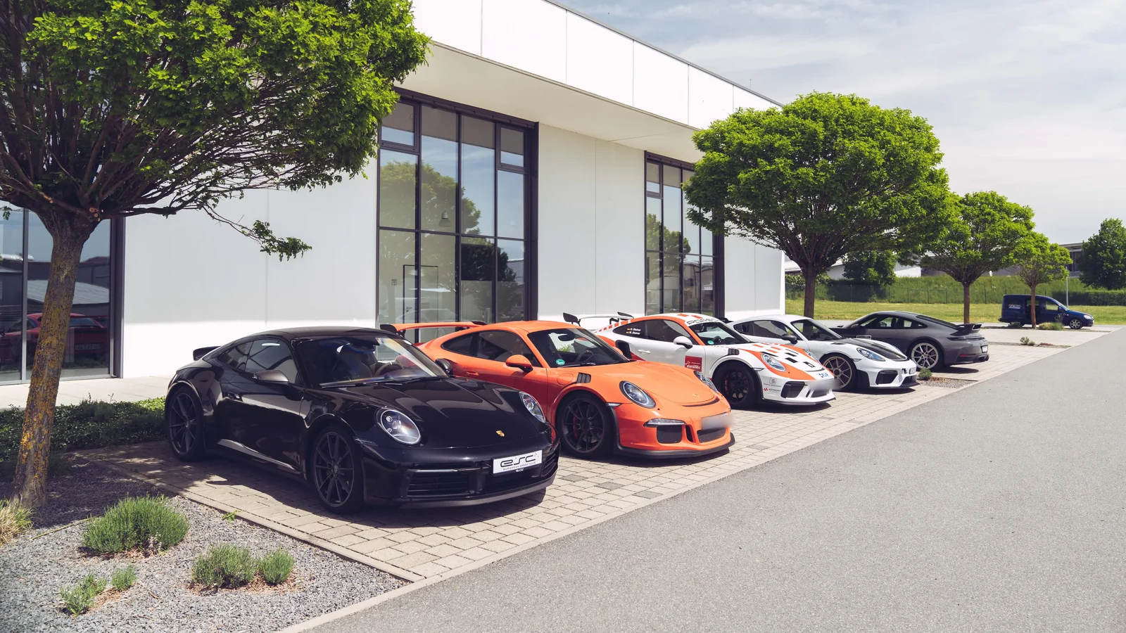 CarForGo Porsche Fuhrpark vor dem Driving Center in Boxberg