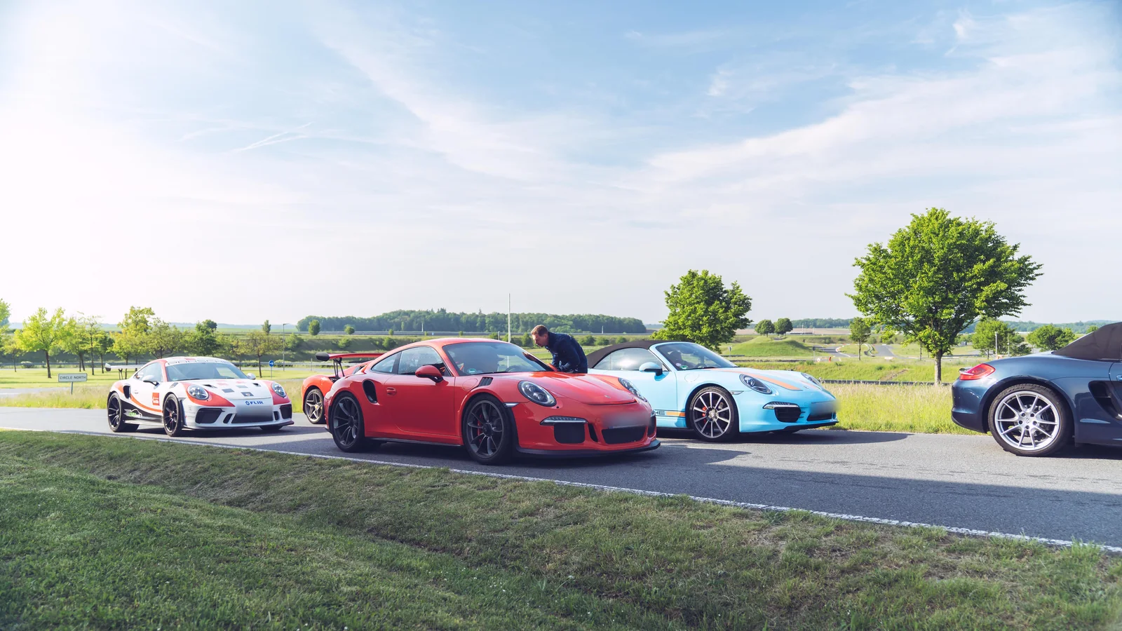 Aufstellung von Porsche 911 GT3 RS vor dem Fahrtraining in Boxberg
