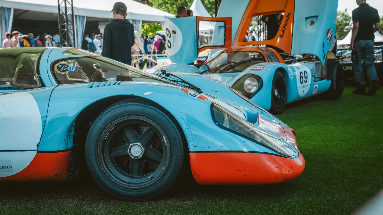 Porsche 917 in Gulf-Lackierung im Fahrerlager der Le Mans Classic