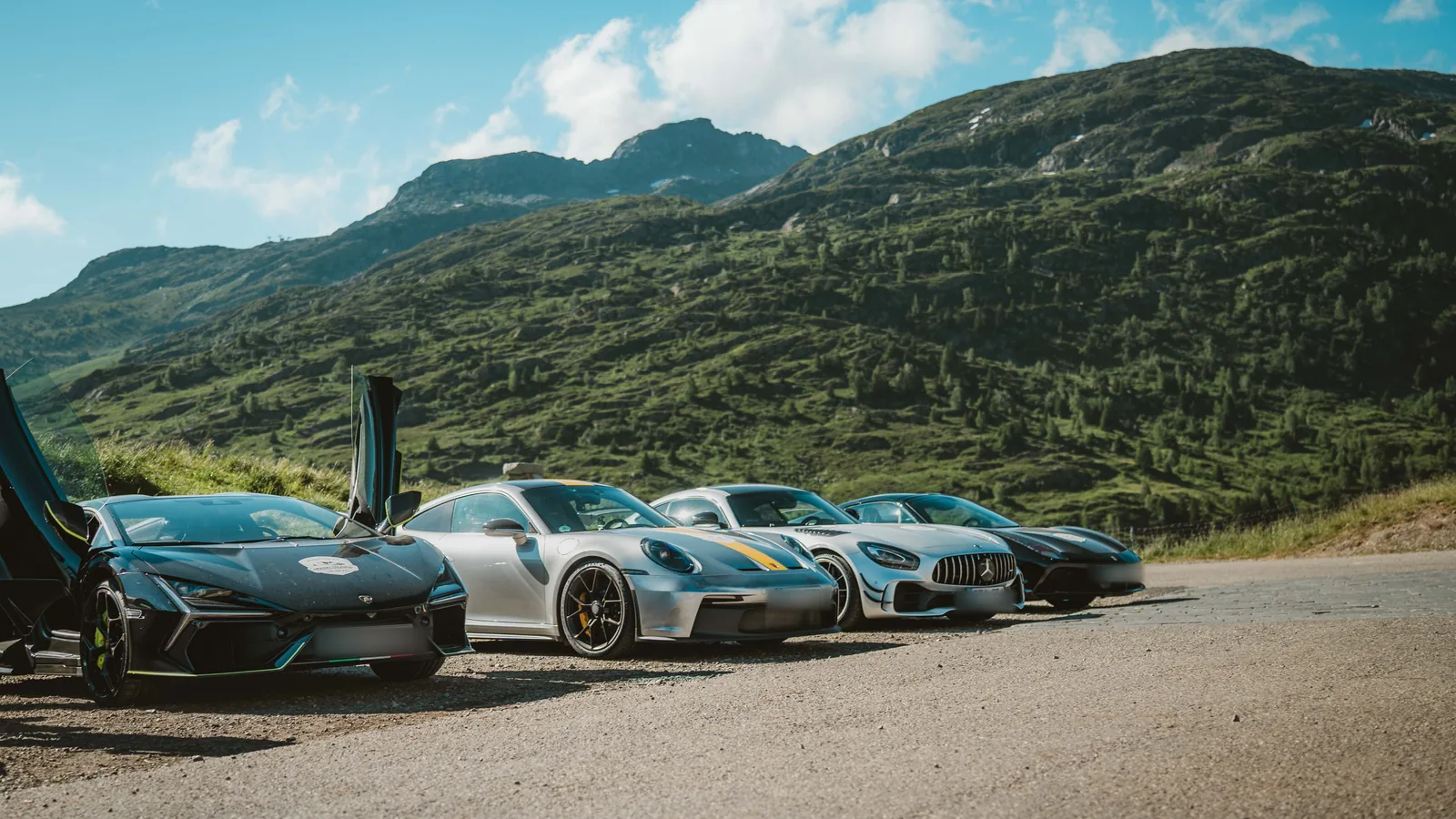 Sportwagen der Grand-Le-Mans-Gruppe aufgereiht auf einem Pass in den französischen Alpen