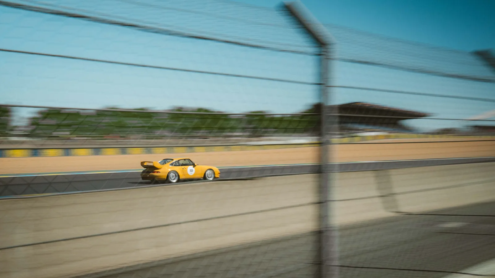Rennwagen bei voller Fahrt auf dem Circuit de la Sarthe während der Le Mans Classic