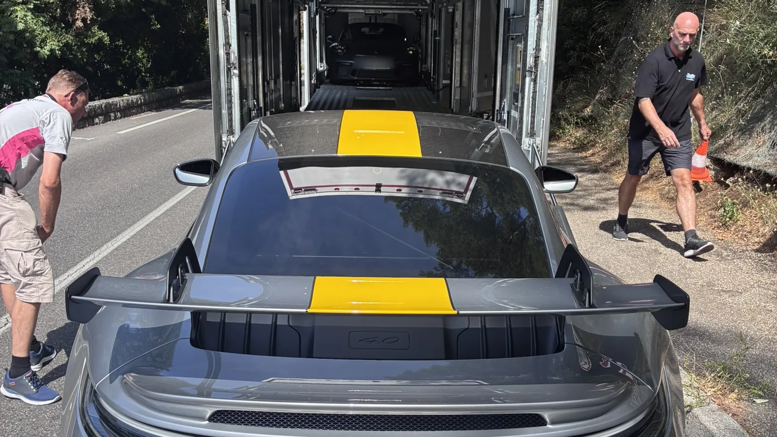 ESC Crew verlädt einen Sportwagen in den Transporter für die Reise nach Südfrankreich