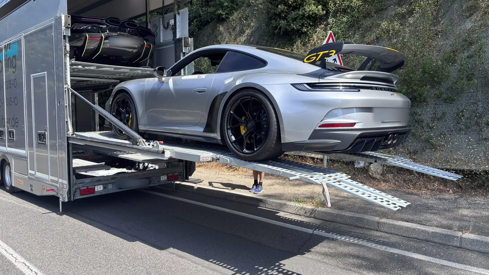 Porsche 911 GT3 wird auf den geschlossenen Fahrzeugtransporter für Grand Le Mans verladen