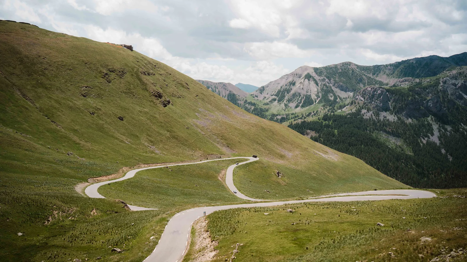 Kurvenreiche Bergstraße in den französischen Alpen auf der Route von Grand Le Mans