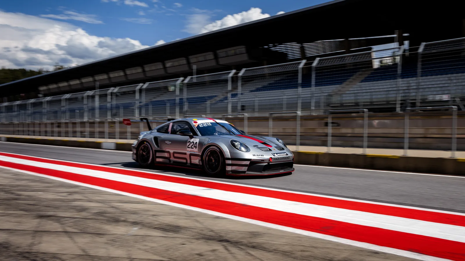 Sportwagen auf der Start-Ziel-Geraden am Red Bull Ring